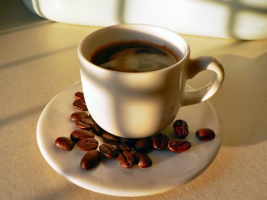 Καφεΐνη: Σε ποιος τροφές βρίσκεται κρυμμένη και πώς δρα